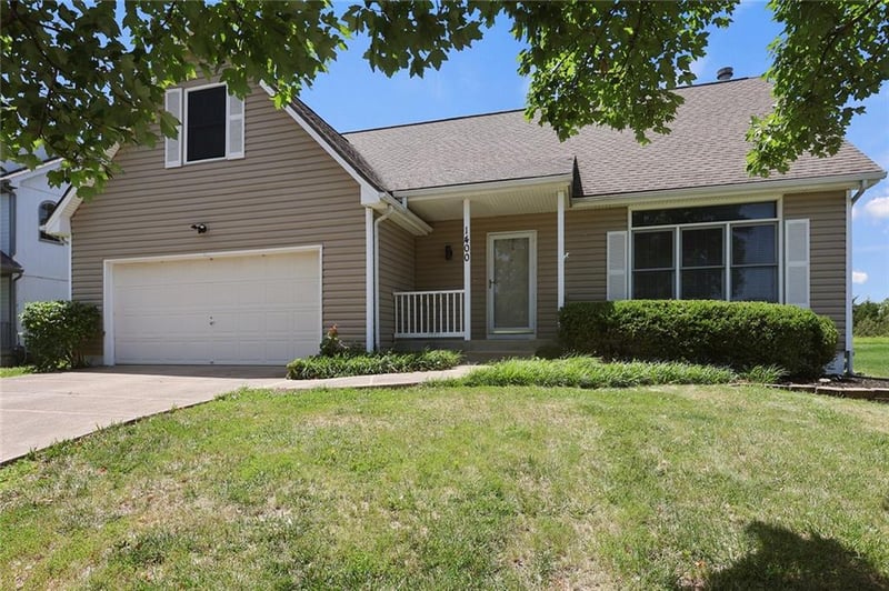 1400 Pacific Dr, Lee's Summit, MO 64081