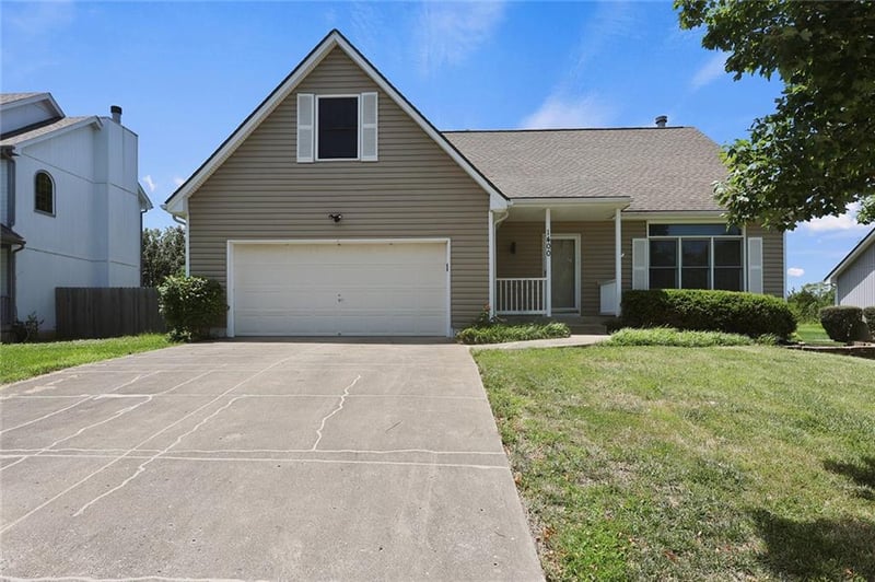 1400 Pacific Dr, Lee's Summit, MO 64081