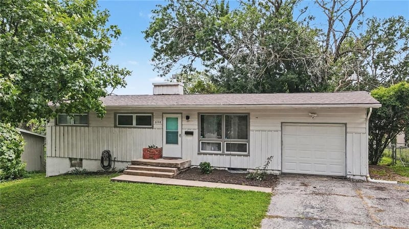 6108 N Howard Ave, Gladstone, MO 64118