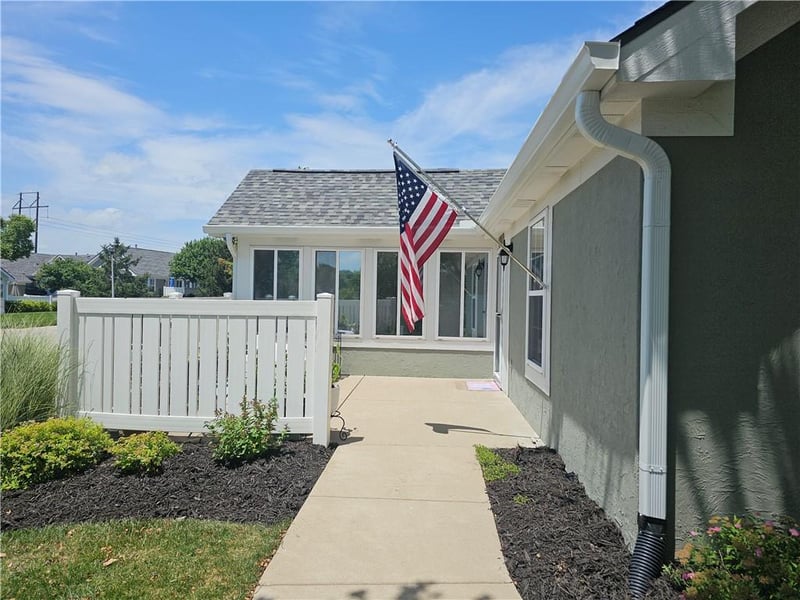 7137 Meadow View St, Shawnee, KS 66227