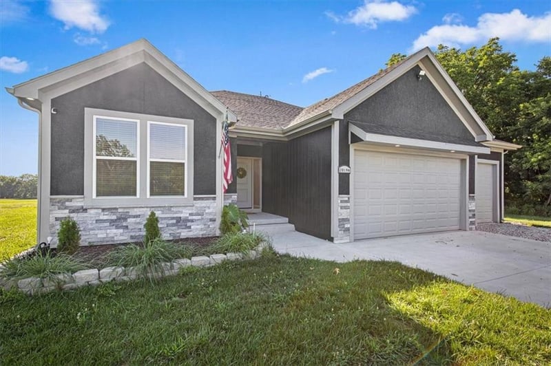20196 207th St, Tonganoxie, KS 66086