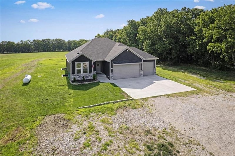 20196 207th St, Tonganoxie, KS 66086