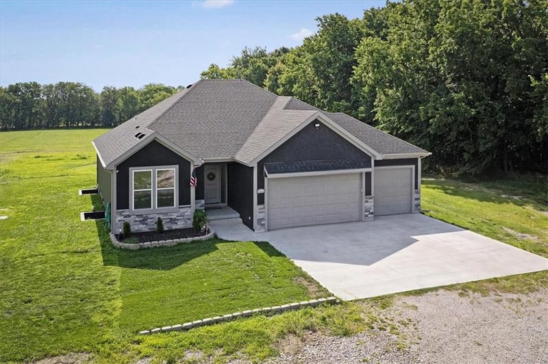 20196 207th St, Tonganoxie, KS 66086