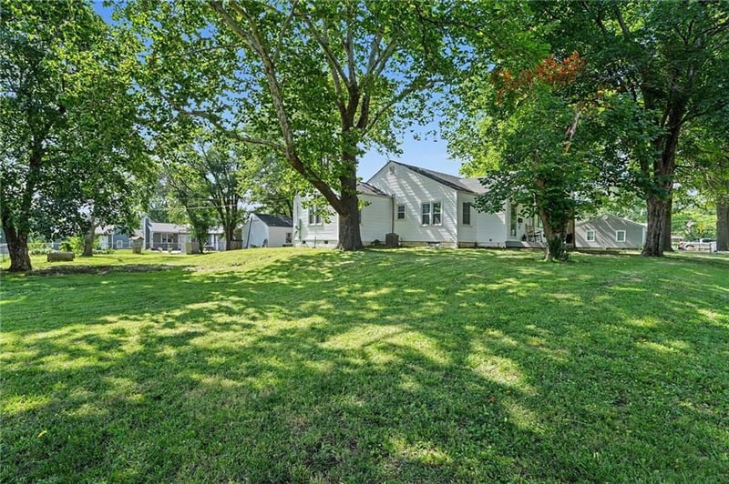 909 Pawnee Dr, Paola, KS 66071