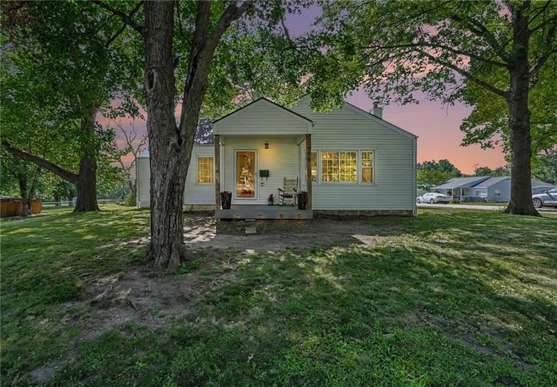 909 Pawnee Dr, Paola, KS 66071