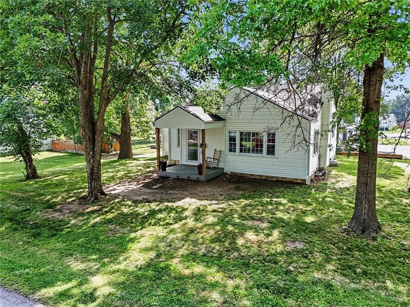 909 Pawnee Dr, Paola, KS 66071
