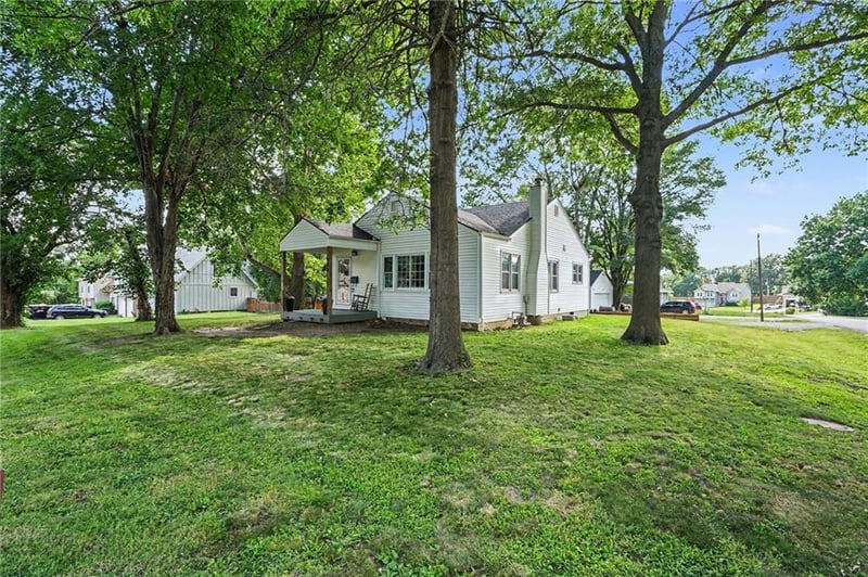 909 Pawnee Dr, Paola, KS 66071