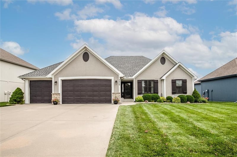 8829 Essex Dr, Kansas City, MO 64156
