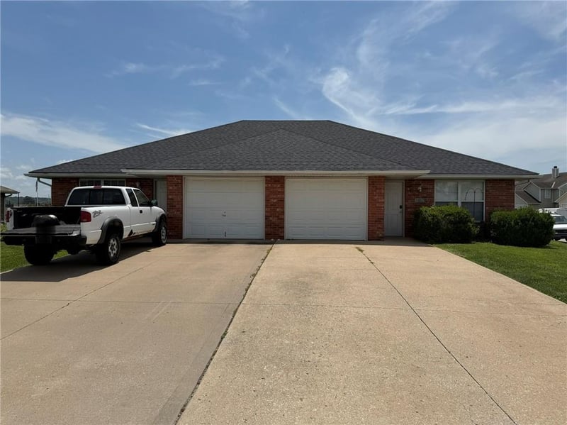 165 - 167 Woodbury Dr, Grain Valley, MO 64029