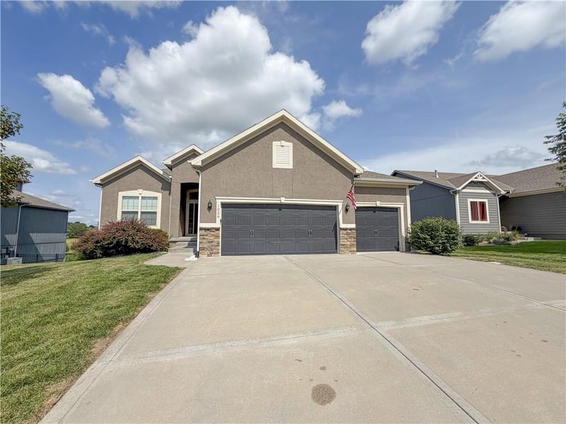 1029 Copperwood Dr, Lee's Summit, MO 64086