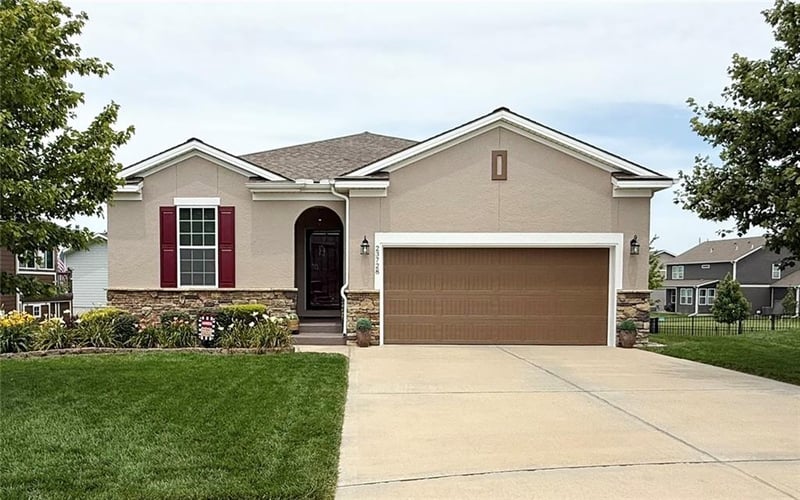 23728 92nd Ter, Lenexa, KS 66227