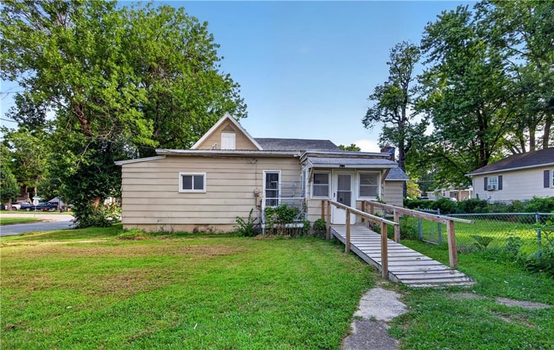 935 Walnut St, Nevada, MO 64772