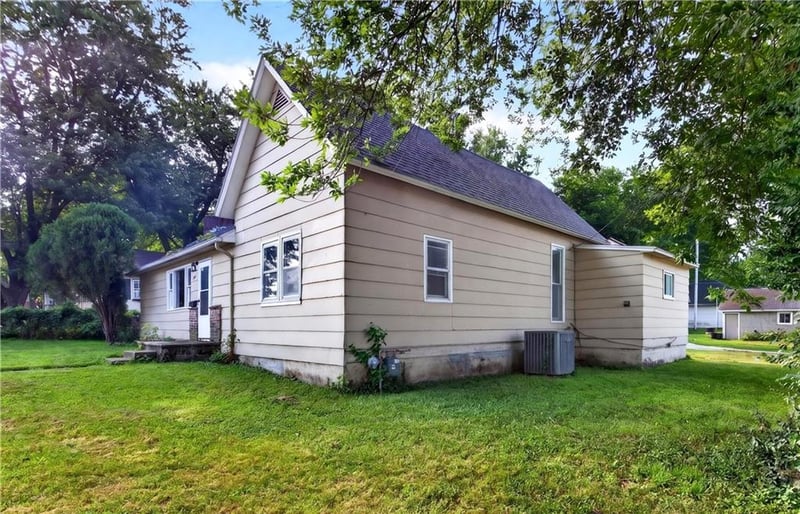 935 Walnut St, Nevada, MO 64772