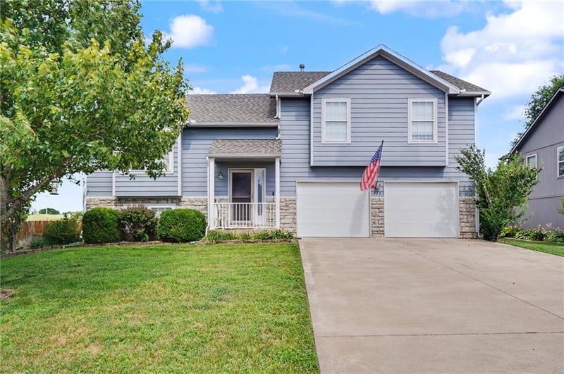953 Hickory Dr, Tonganoxie, KS 66086