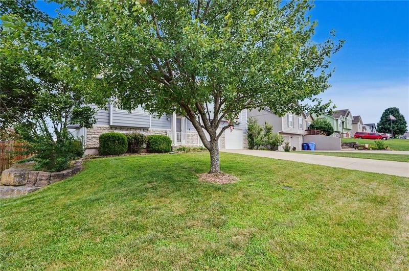953 Hickory Dr, Tonganoxie, KS 66086