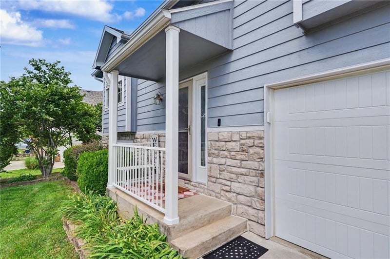 953 Hickory Dr, Tonganoxie, KS 66086