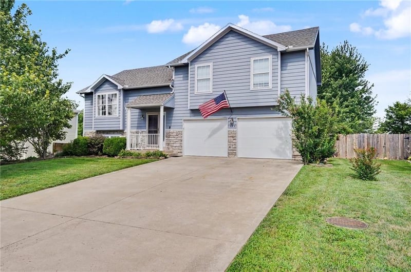 953 Hickory Dr, Tonganoxie, KS 66086