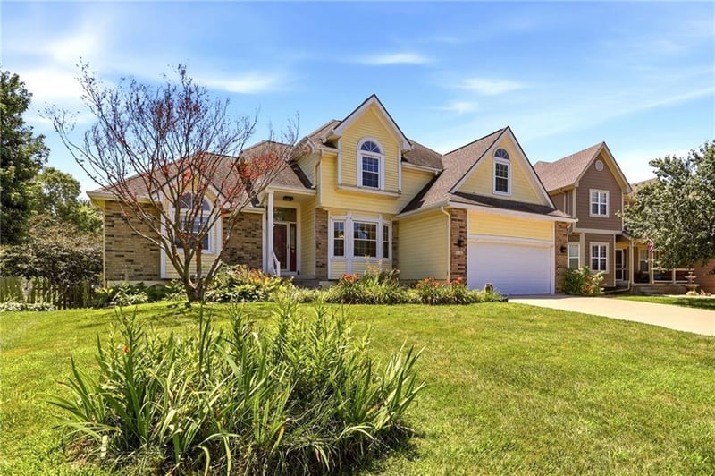 340 Bingham Dr, Lee's Summit, MO 64063