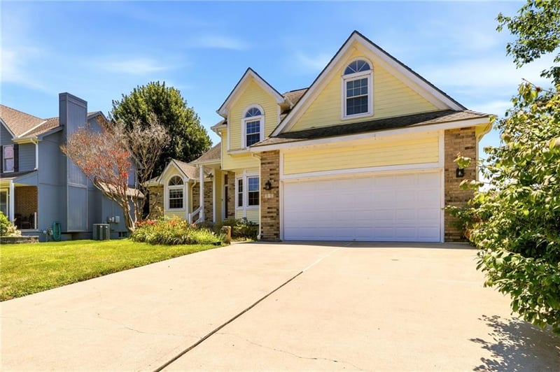 340 Bingham Dr, Lee's Summit, MO 64063