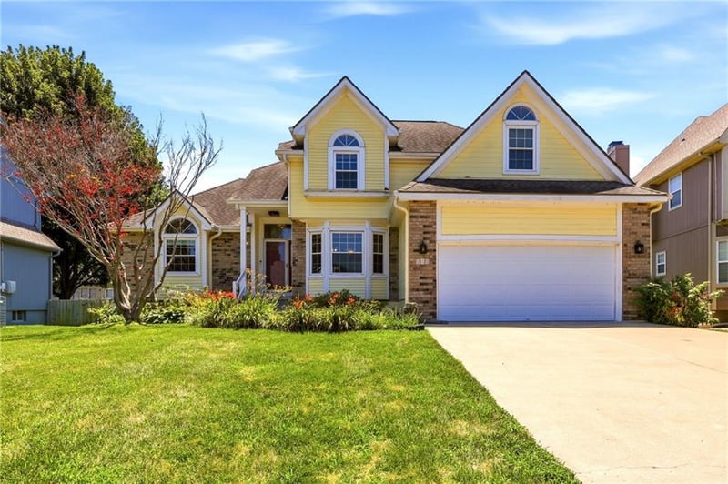 340 Bingham Dr, Lee's Summit, MO 64063