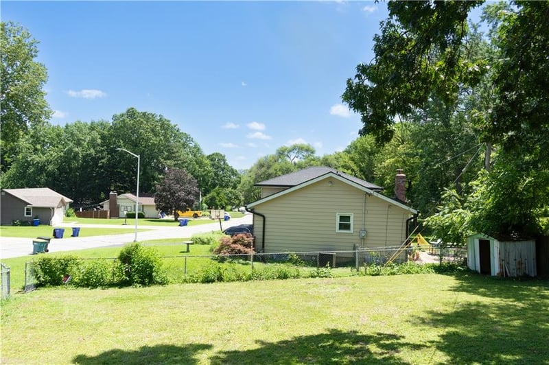 5628 Melrose Ln, Shawnee, KS 66203