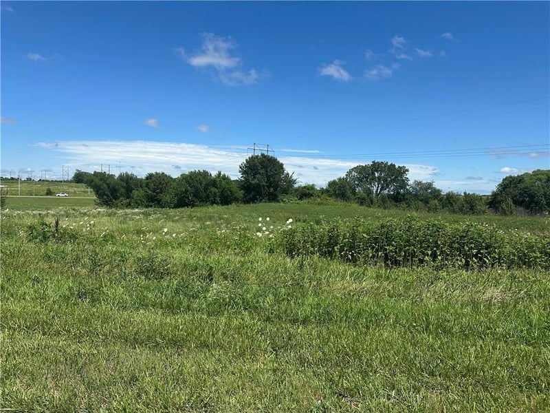 Hedge Ln, Paola, KS 66071