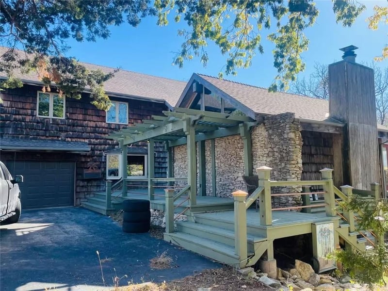3907 Beach Rd, Lee's Summit, MO 64064