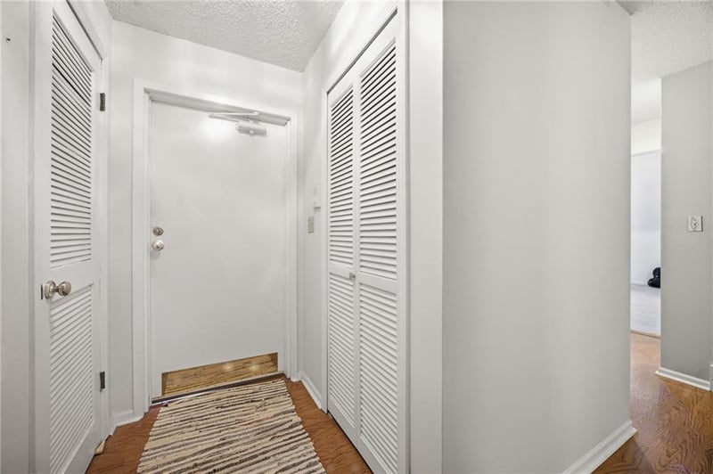 10704 Glenwood St #E, Overland Park, KS 66211