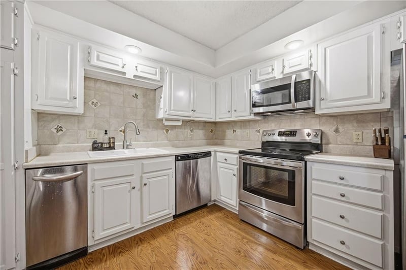 10704 Glenwood St #E, Overland Park, KS 66211