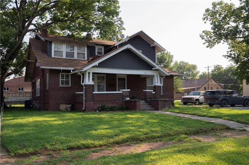 304 4th St, Cherryvale, KS 67335