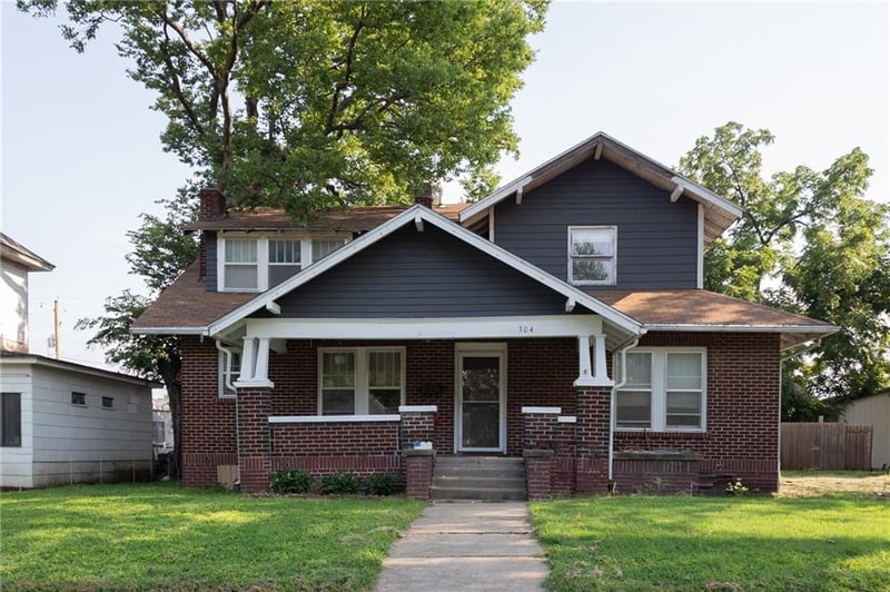 304 4th St, Cherryvale, KS 67335