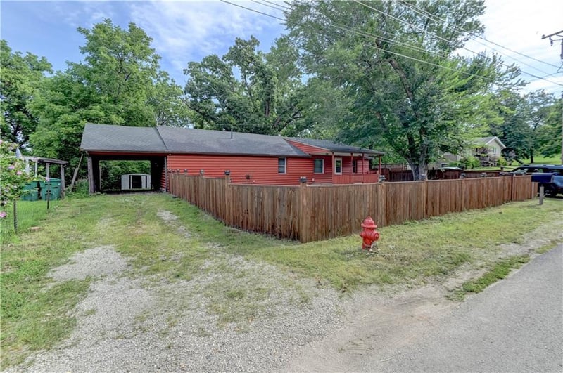 6828 Berry Rd, Kansas City, KS 66106