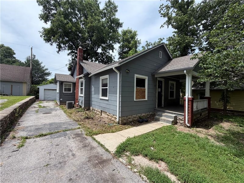 206 Hardy Ave, Independence, MO 64053