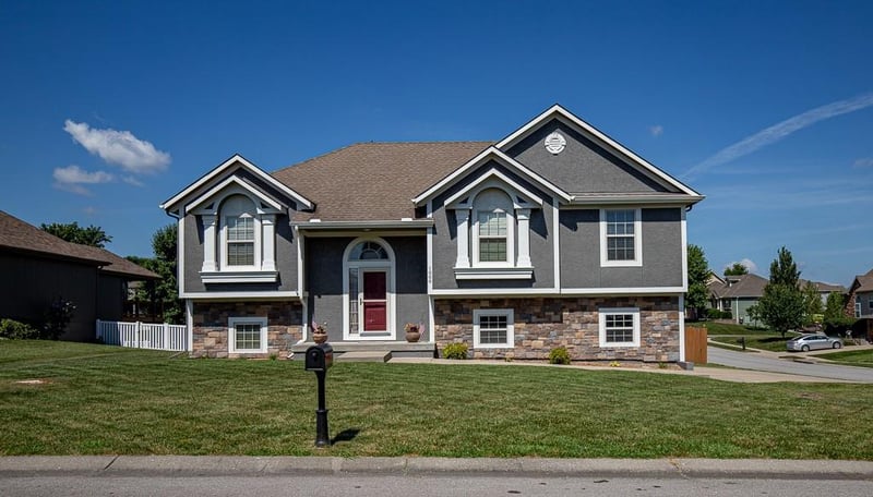 1000 Redbud Cir, Oak Grove, MO 64075