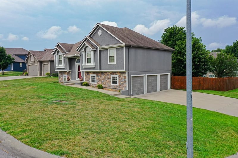 1000 Redbud Cir, Oak Grove, MO 64075