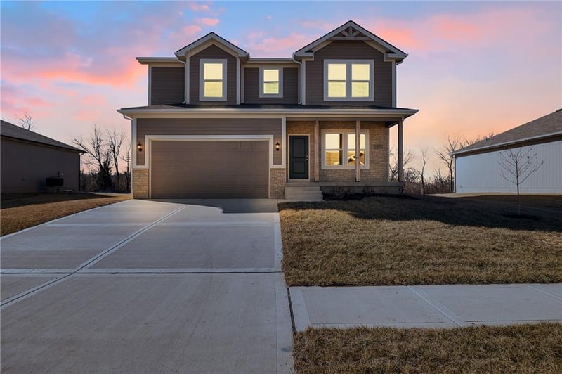 600 Lemon Mint Dr, Raymore, MO 64083