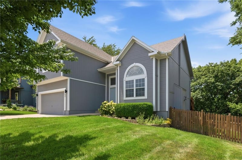 7152 Woodstock St, Shawnee, KS 66218