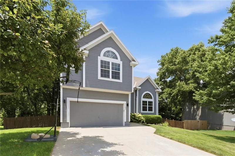 7152 Woodstock St, Shawnee, KS 66218