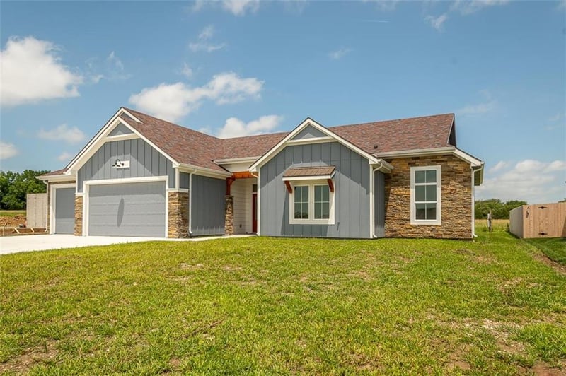 1018 Bluestem Cir, Baldwin City, KS 66006