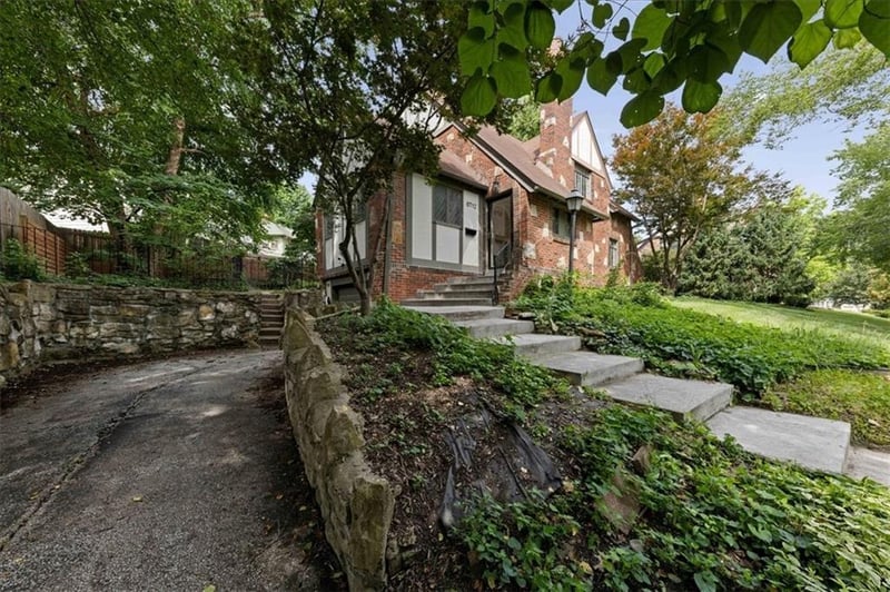 6712 Linden Rd, Kansas City, MO 64113