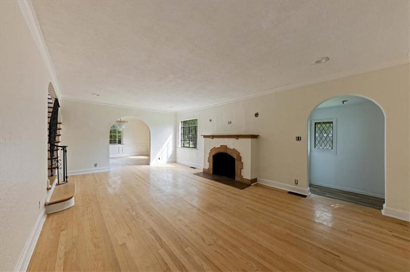 6712 Linden Rd, Kansas City, MO 64113
