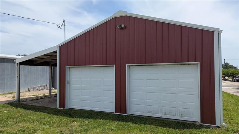 814 Utah St, Hiawatha, KS 66434