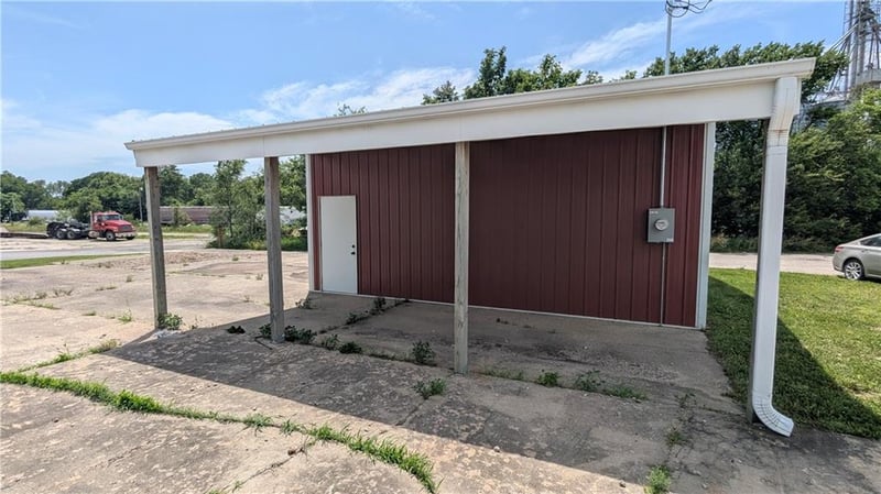 814 Utah St, Hiawatha, KS 66434