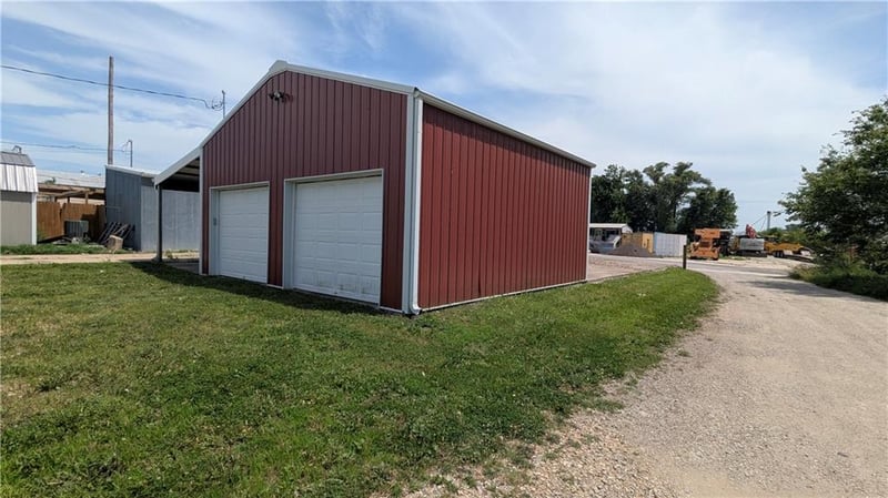 814 Utah St, Hiawatha, KS 66434