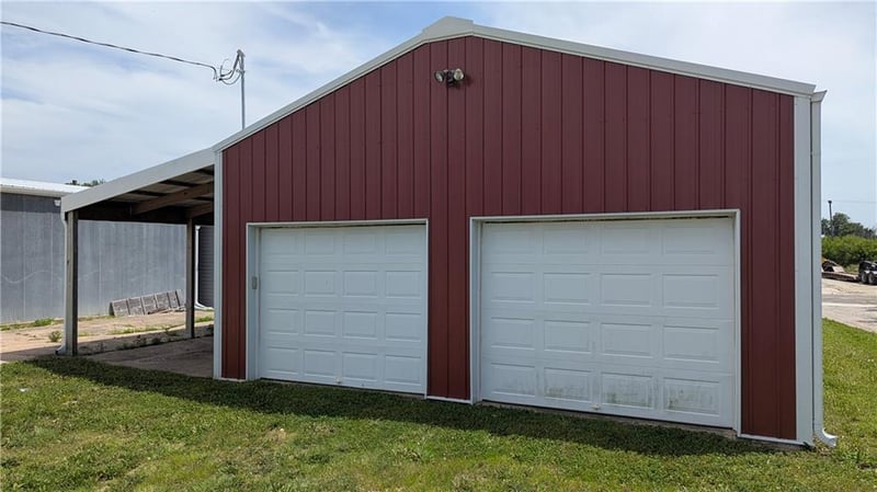 814 Utah St, Hiawatha, KS 66434