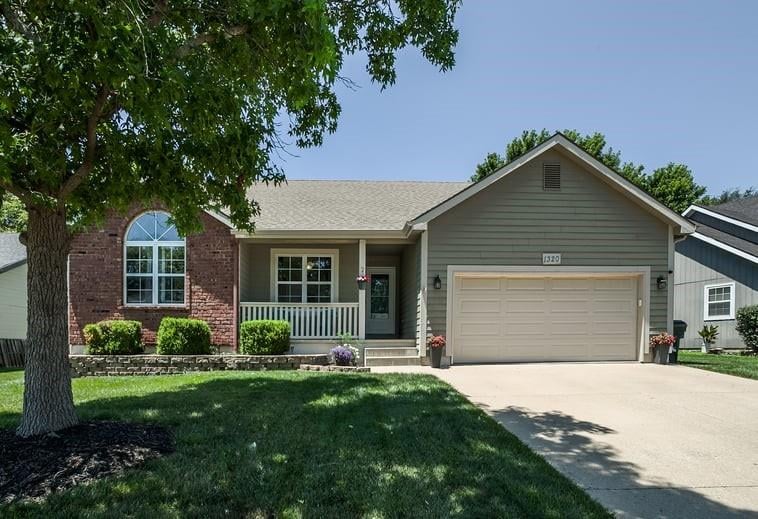 1320 Pin Oak Cir, Ottawa, KS 66067