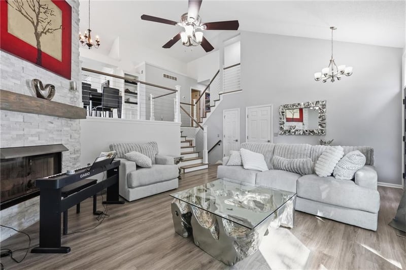 5313 Holiday Dr, Lee's Summit, MO 64064