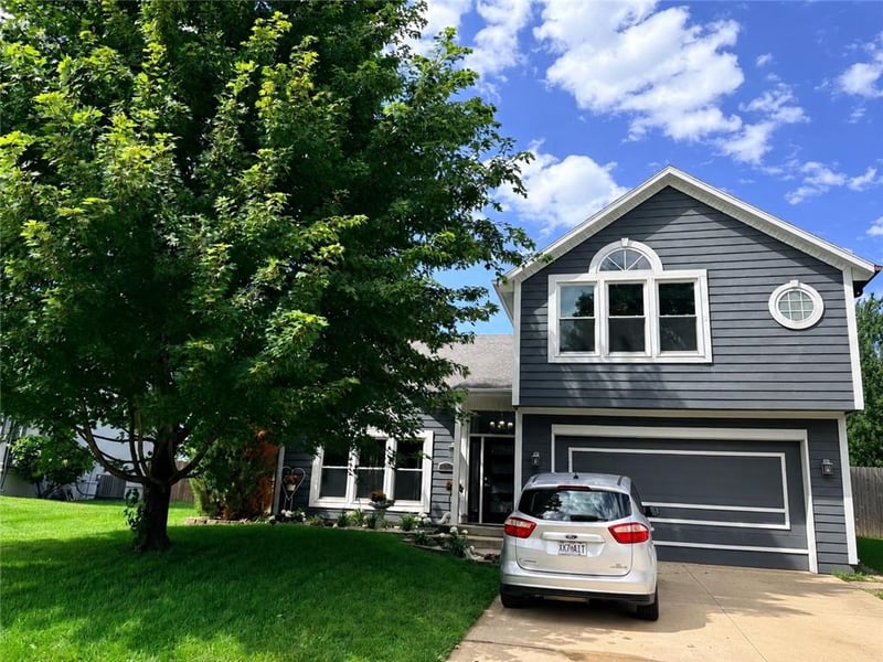 5313 Holiday Dr, Lee's Summit, MO 64064