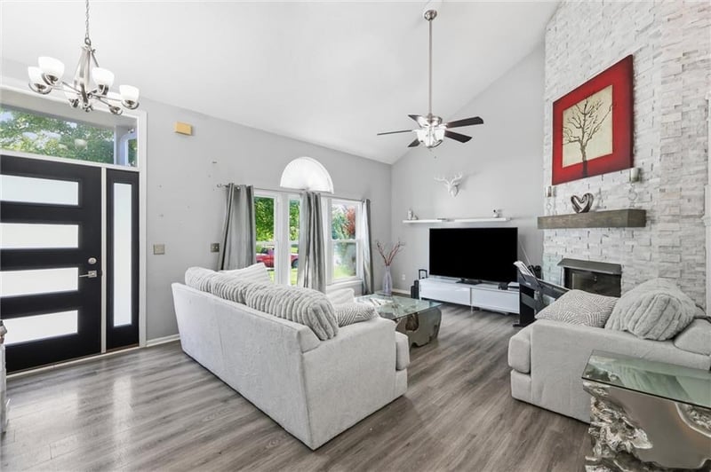 5313 Holiday Dr, Lee's Summit, MO 64064