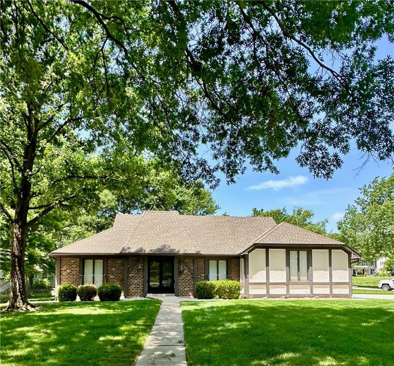 12820 Sagamore Rd, Leawood, KS 66209